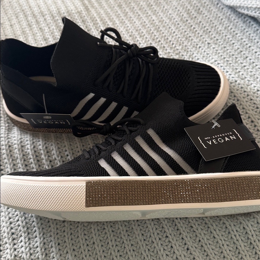 NWT bernie mev. Black Sneakers w/accent strip. Super stylish SZ EU 37 fits 6-6.5